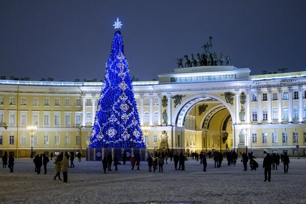Новогоднее украшение Невского проспекта в Санкт-Петербурге - Sputnik Азербайджан