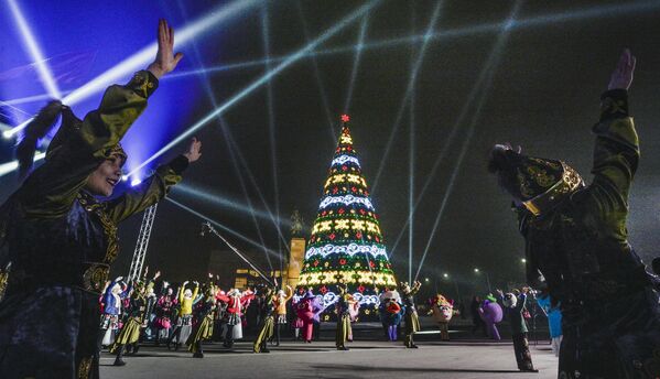 Новогодняя ель на площади Ала-Тоо в Бишкеке - Sputnik Азербайджан