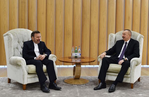 Глава Аппарата президента Ирана Махмуд Ваези и президент Азербайджана Ильхам Алиев во время встречи в Баку, 21 декабря 2017 года - Sputnik Азербайджан