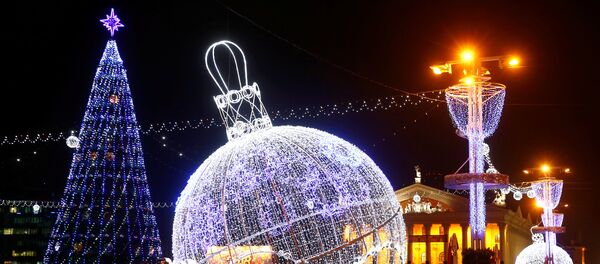 Елка высотой 34 метра на Октябрьской площади в Минске - Sputnik Азербайджан