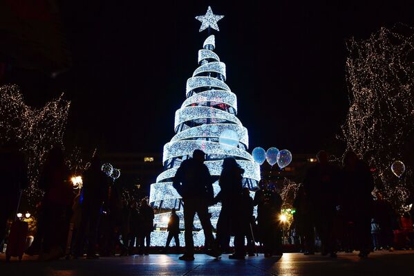 Главная елка на площади Синтагма в Афинах - Sputnik Азербайджан