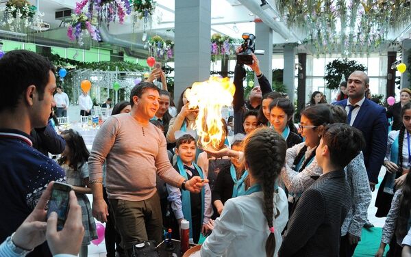 Leyla Əliyeva xüsusi qayğıya ehtiyacı olan uşaqlar üçün keçirilən şənlikdə iştirak edib - Sputnik Azərbaycan