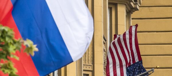 Флаги России и США перед зданием посольства Соединенных Штатов Америки в Москве, фото из архива Флаги России и США перед зданием посольства Соединенных Штатов Америки в Москве, фото из архива - Sputnik Азербайджан