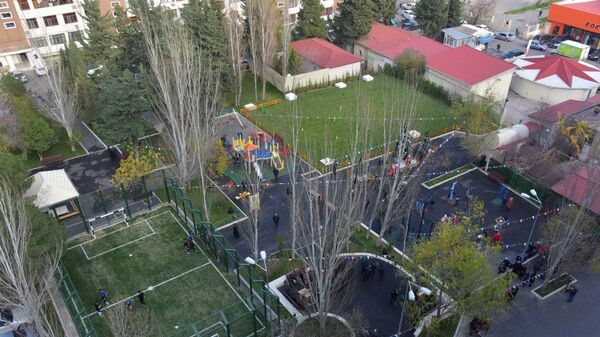 Проект Наш двор в Насиминском районе Баку - Sputnik Азербайджан