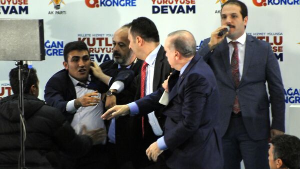Cumhurbaşkanı Recep Tayyip Erdoğan'a sarılmak isteyen Hüseyin Demircan - Sputnik Azərbaycan