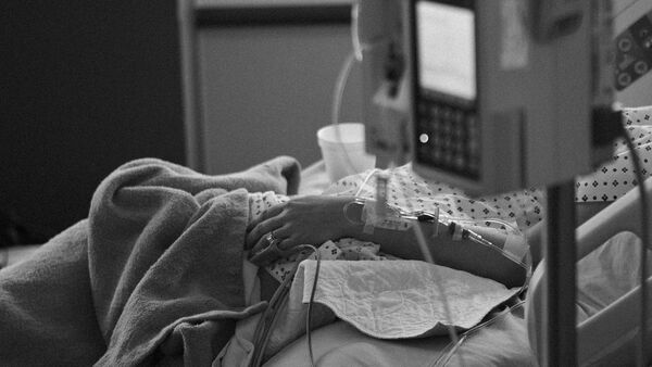 Женщина в больничной палате, архивное фото - Sputnik Азербайджан