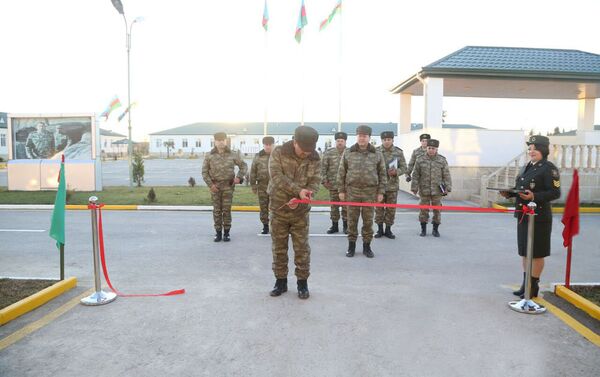 Министр обороны встретился с личным составом еще одной воинской части - Sputnik Азербайджан