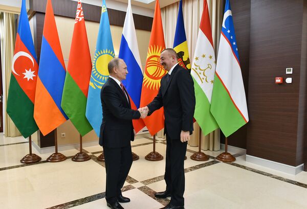 Президент Российской Федерации Владимир Путин приветствует своего азербайджанского коллегу Ильхама Алиева, Москва, резиденция Ново-Огарево, 26 декабря 2017 года Президент Российской Федерации Владимир Путин приветствует своего азербайджанского коллегу Ильхама Алиева, Москва, резиденция Ново-Огарево, 26 декабря 2017 года - Sputnik Азербайджан