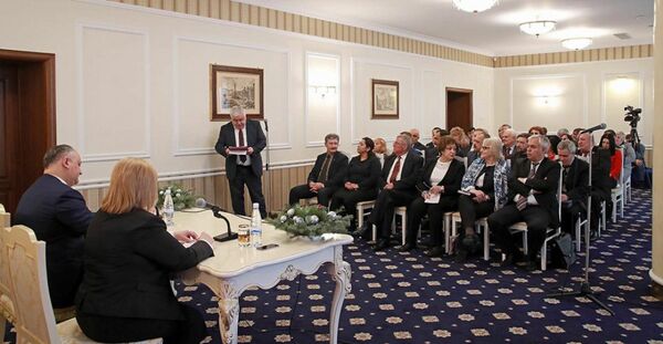 Встреча президента Молдовы Игоря Додона с представителями общественных организаций, живущих в стране - Sputnik Азербайджан