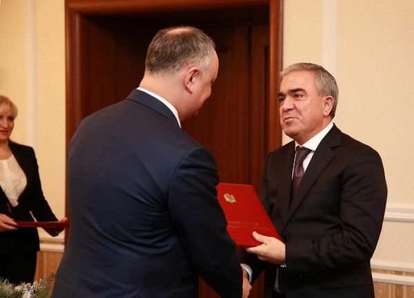 Президент Молдовы Игорь Додон награждает председателя Конгресса азербайджанцев Молдовы Вугара Новрузова (справа) - Sputnik Азербайджан
