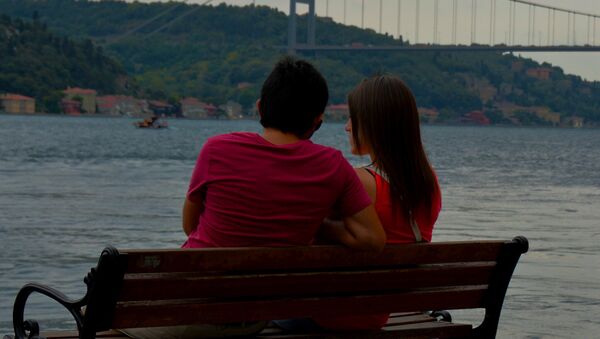 Молодая пара на берегу Босфора в Стамбуле, Турция, фото из архива - Sputnik Азербайджан