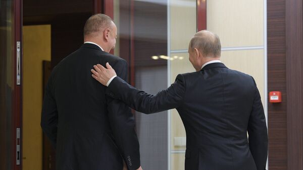 Президент РФ Владимир Путин и президент Азербайджанской Республики Ильхам Алиев (слева) перед началом неформальной встречи глав государств СНГ - Sputnik Азербайджан