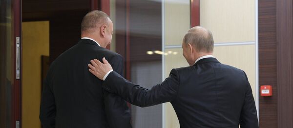 Президент РФ Владимир Путин и президент Азербайджанской Республики Ильхам Алиев (слева) перед началом неформальной встречи глав государств СНГ Президент РФ Владимир Путин и президент Азербайджанской Республики Ильхам Алиев (слева) перед началом неформальной встречи глав государств СНГ - Sputnik Азербайджан