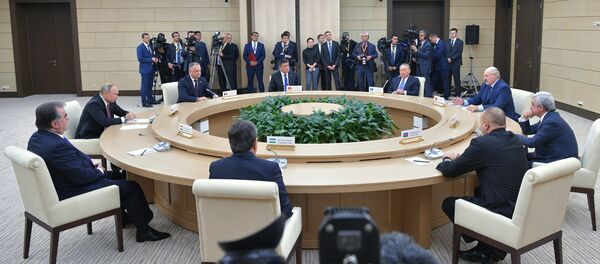 Президент РФ Владимир Путин на неформальной встрече глав государств СНГ Президент РФ Владимир Путин на неформальной встрече глав государств СНГ - Sputnik Азербайджан