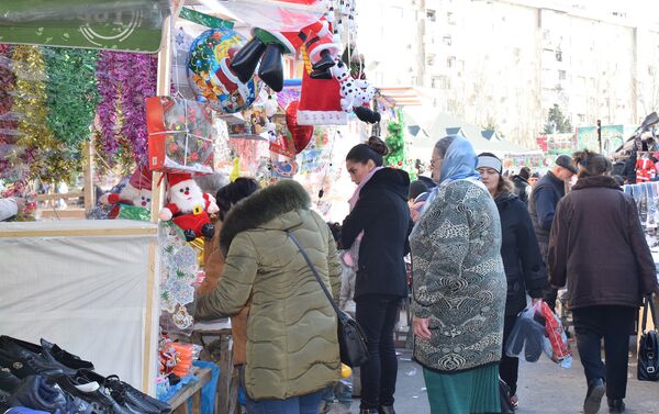 Покупатели на рынке Тезебазар в Баку - Sputnik Азербайджан