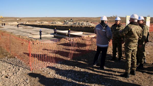 Министр обороны осмотрел ряд строящихся военных объектов в прифронтовой зоне - Sputnik Азербайджан
