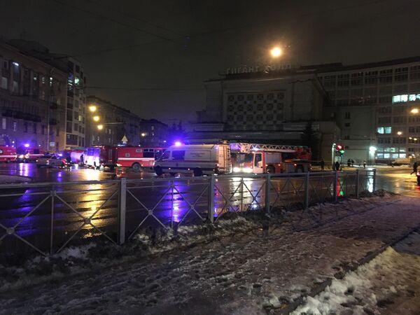 Ситуация на месте взрыва в магазине Перекресток в Санкт-Петербурге Ситуация на месте взрыва в магазине Перекресток в Санкт-Петербурге - Sputnik Азербайджан