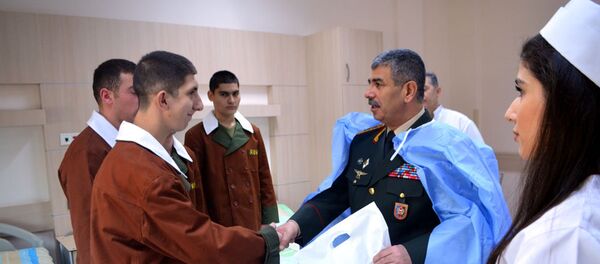 Министр обороны по случаю праздников посетил военно-медицинские учреждения - Sputnik Азербайджан