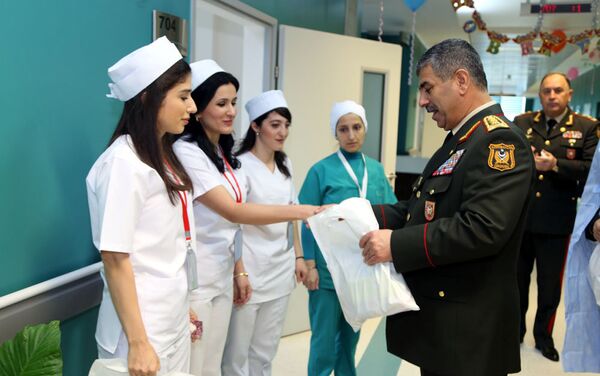 Министр обороны по случаю праздников посетил военно-медицинские учреждения - Sputnik Азербайджан