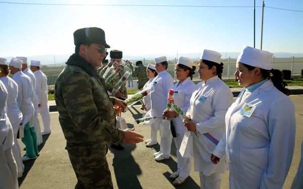 Министр обороны по случаю праздников посетил военно-медицинские учреждения - Sputnik Азербайджан