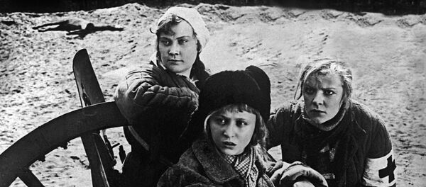 Кадр из фильма Подруги. 1938 год. Режиссер Лео Арнштам. В ролях (слева направо): Ирина Зарубина, Янина Жеймо, Зоя Федорова - Sputnik Азербайджан