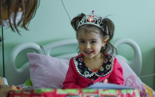 Малышка получила долгожданный подарок от Деда Мороза - Sputnik Азербайджан