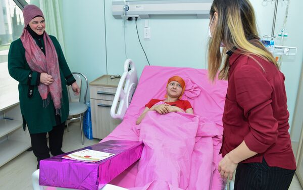 Деды Морозы исполнили пожелания и подростков - Sputnik Азербайджан