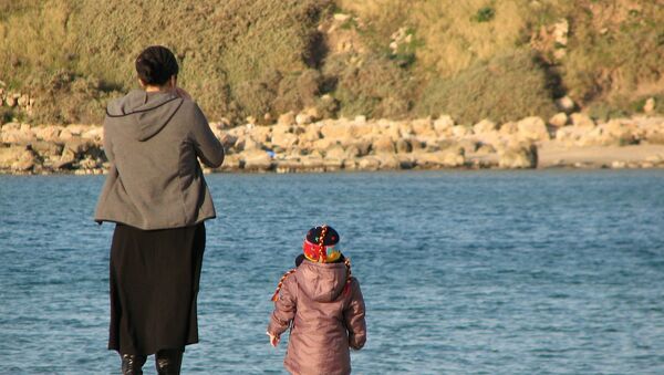 Женщина с ребенок, фото из архива - Sputnik Азербайджан