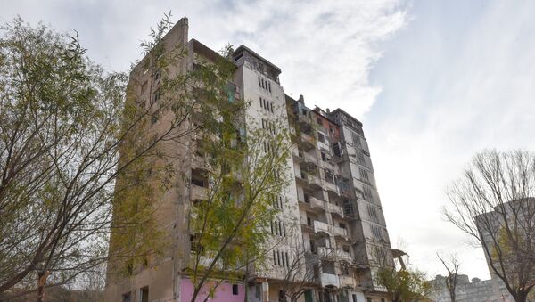 Аварийный дом в Хатаинском районе - Sputnik Азербайджан