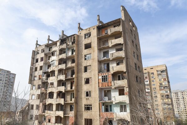 Аварийный дом в Хатаинском районе Аварийный дом в Хатаинском районе - Sputnik Азербайджан