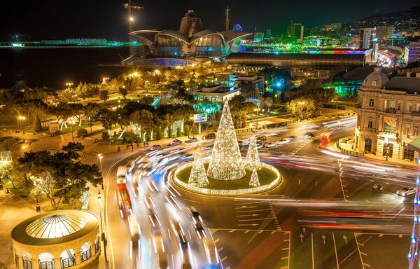 Новогодня иллюминация на центральной площади Азнефть в Баку - Sputnik Азербайджан