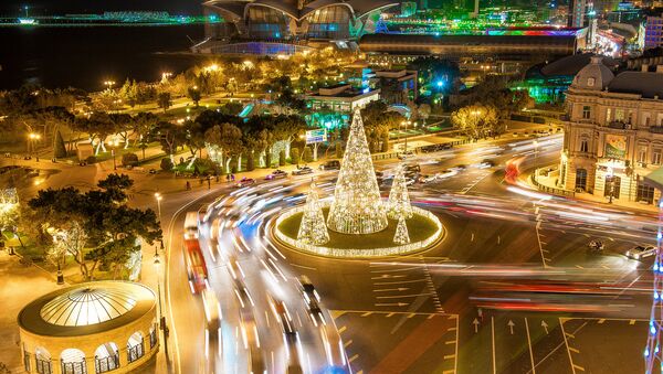 Новогодняя иллюминация на центральной площади Азнефть в Баку - Sputnik Азербайджан