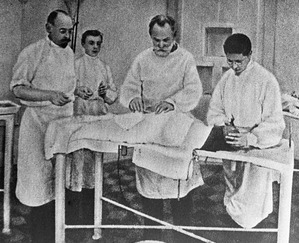 Академик Иван Павлов (второй справа) оперирует собаку. 17 сентября 1903 года Академик Иван Павлов (второй справа) оперирует собаку. 17 сентября 1903 года - Sputnik Азербайджан