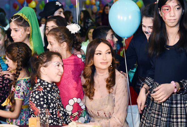 Heydər Əliyev Fondu uşaqlar üçün ənənəvi bayram şənliyi təşkil edib Heydər Əliyev Fondu uşaqlar üçün ənənəvi bayram şənliyi təşkil edib - Sputnik Azərbaycan