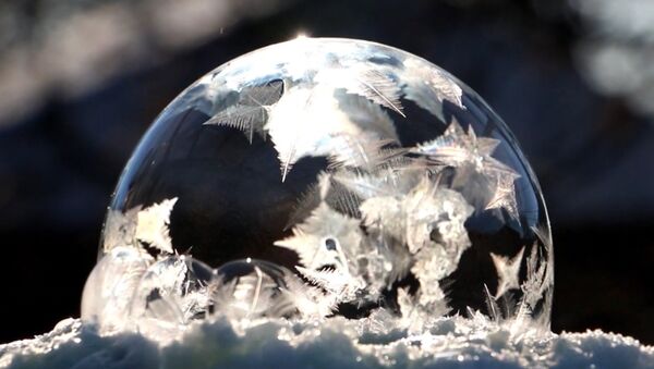 Что происходит с мыльным пузырем на морозе - Sputnik Азербайджан