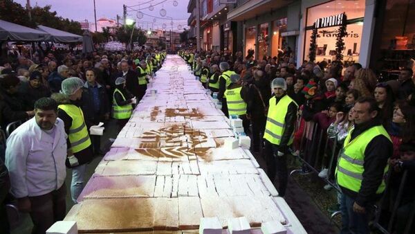 Yunanıstanda bişirilən 70 metr uzunluğunda tort - Sputnik Azərbaycan
