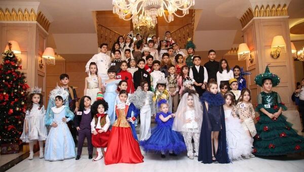 В Баку на новогоднем вечере моды “Зимняя сказка” на подиум вышли дети - Sputnik Азербайджан