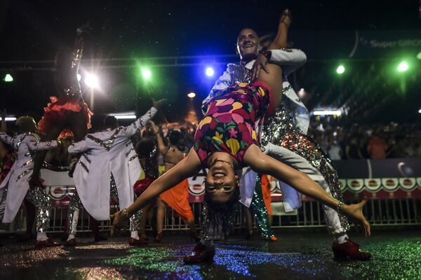 Танцоры колумбийской сальсы на параде танцоров сальсы в Кали, Колумбия - Sputnik Азербайджан