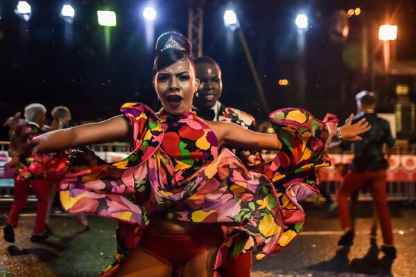 Колумбийские танцоры сальсы во время парада в городе Кали - Sputnik Азербайджан