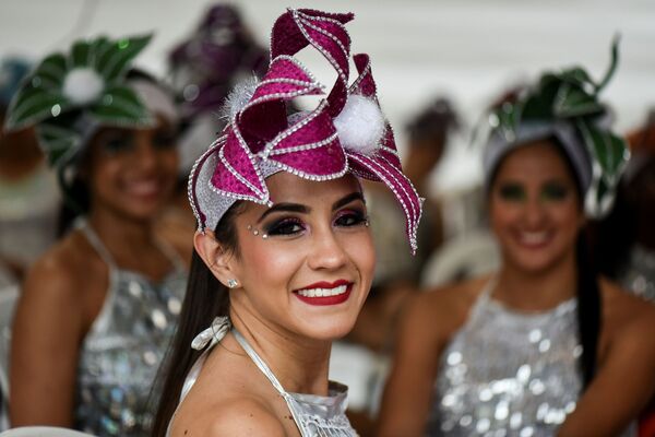 Колумбийские танцоры сальсы во время парада в городе Кали - Sputnik Азербайджан