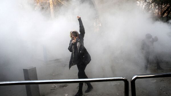 Девушка во время протестов в Тегеране, Иран - Sputnik Azərbaycan
