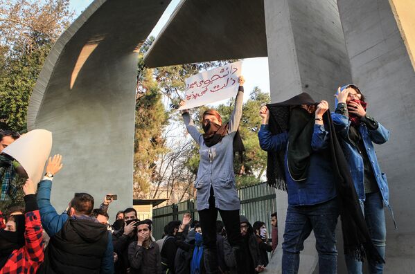 Студенты протестуют рядом с Тегеранским университетом в Иране - Sputnik Азербайджан