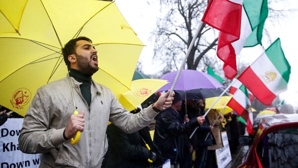 Противники президента Ирана Хассана Роухани вышли на акцию протеста у посольства Ирана в Лондоне - Sputnik Azərbaycan