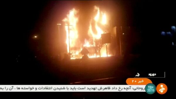İranın Luristan ostanının Dürud şəhərində yanan tikili. 31 dekabr 2017-ci il - Sputnik Azərbaycan