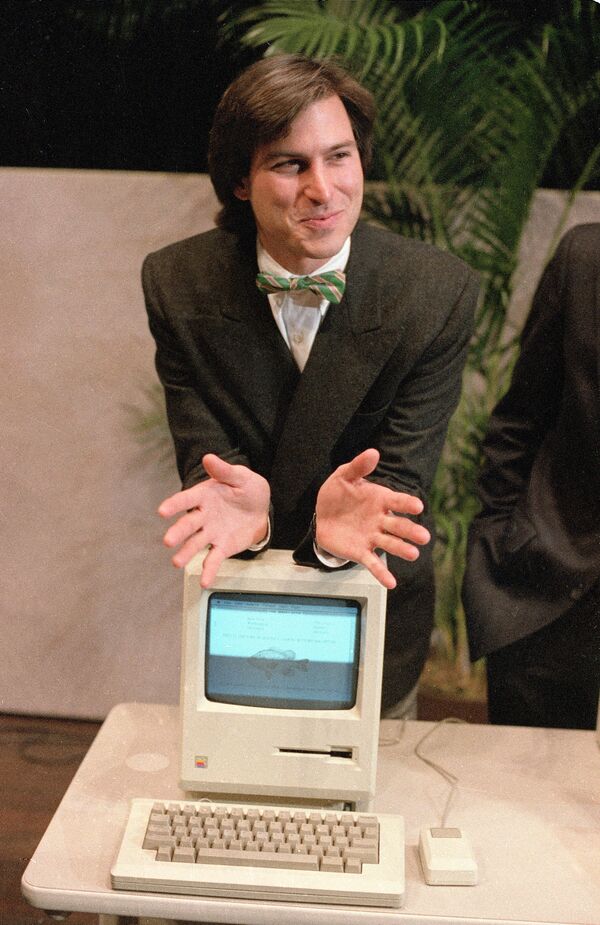 Stiv Cobs və onun Macintosh-u. 24 yanvar 1984-cü il Stiv Cobs və onun Macintosh-u. 24 yanvar 1984-cü il - Sputnik Azərbaycan