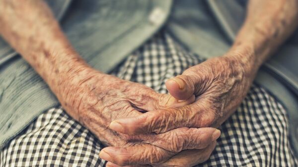 Руки пожилой женщины, фото из архива - Sputnik Azərbaycan