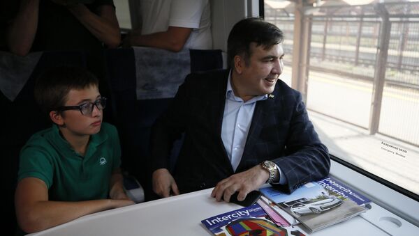 Бывший президент Грузии Михаил Саакашвили и его сын Николоз сидят в поезде на железнодорожной станции в Пшемысле, Польша - Sputnik Azərbaycan