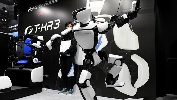 Человекоподобный робот третьего поколения T-HR3, разработанный японским автопроизводителем Toyota - Sputnik Азербайджан