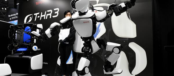 Человекоподобный робот третьего поколения T-HR3, разработанный японским автопроизводителем Toyota - Sputnik Азербайджан
