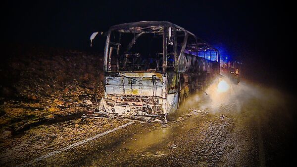 На востоке Грузии сгорел пассажирский автобус: кадры с места ЧП - Sputnik Азербайджан